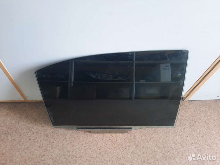 Avensis стекло двери задней правой