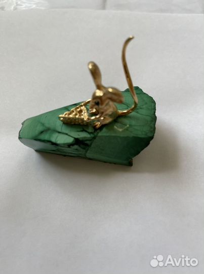 Золотая статуэтка