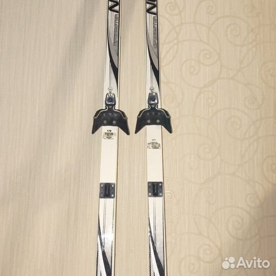 Лыжные ботинки и лыжи