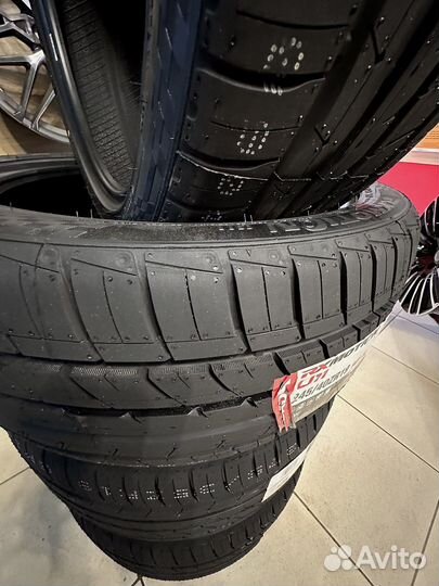 RoadX RXMotion U11 245/40 R19 и 275/35 R19 100Y