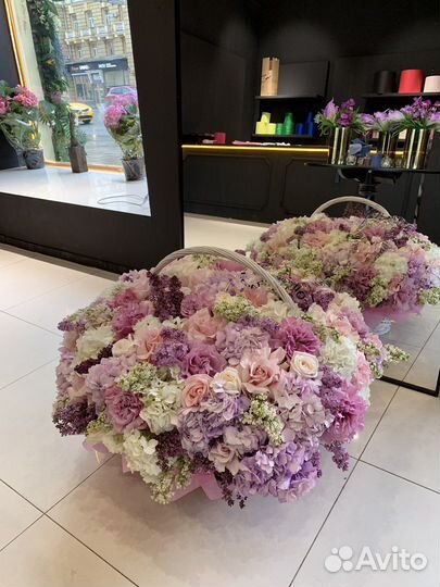 Корзина с цветами огромная