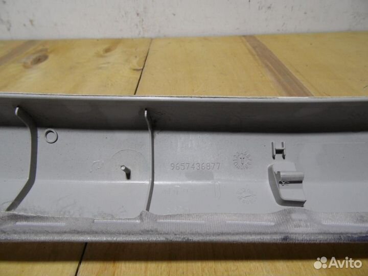 Обшивка передней стойки правая Пежо 308