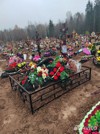 Оградки на кладбище, лавочки, столики, кресты