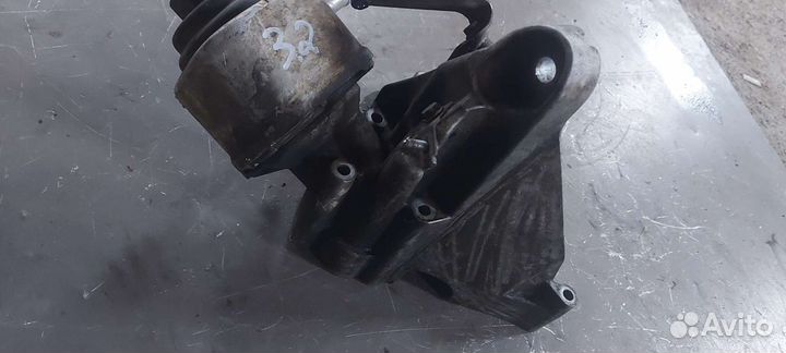 Корпус масляного фильтра на Volkswagen Phaeton