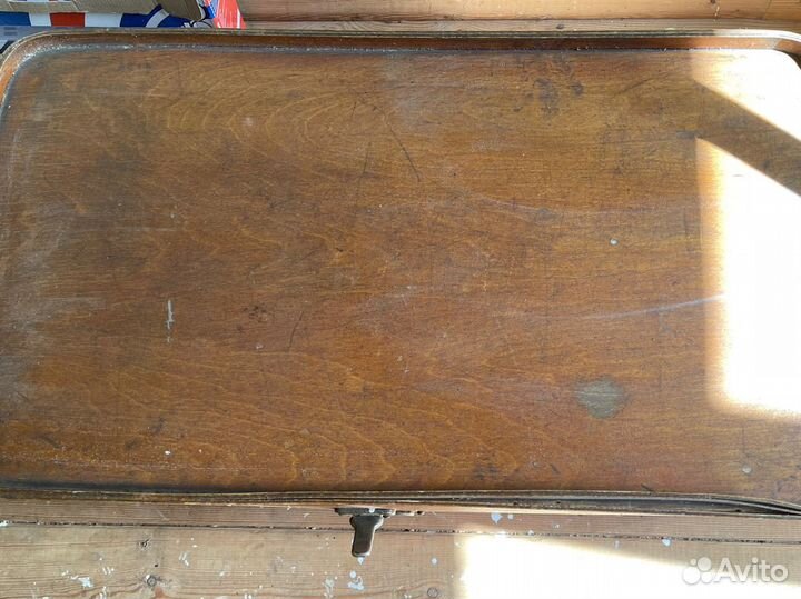 Старинный деревянный чемодан