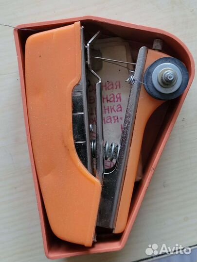 Миниатюрная швейная машинка. Дорожная