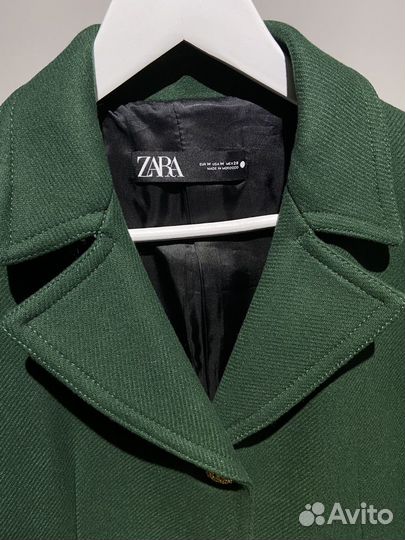 Пальто зеленое на золотых пуговицах zara