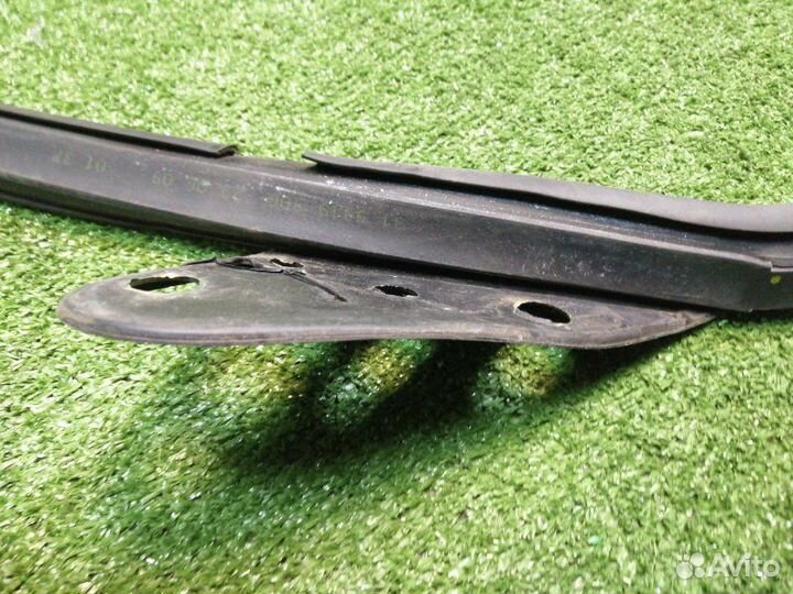 Уплотнитель стекла двери левый Skoda Octavia A5