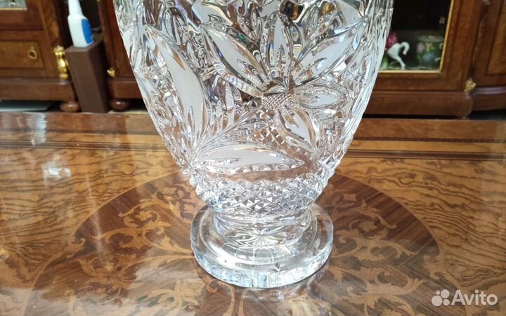 Большая хрустальная ваза для цветов