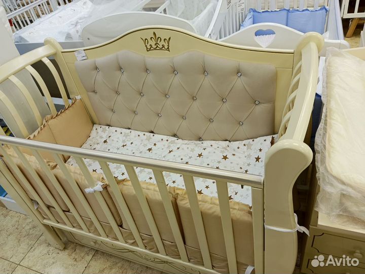 Детская кроватка с маятником