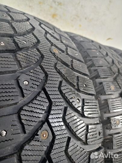 Bridgestone Blizzak Spike-01 215/60 R17