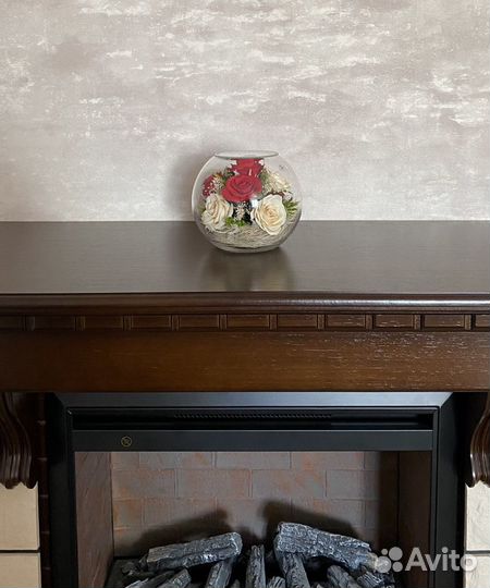 Стабилизированные цветы розы в вазе (колбе)