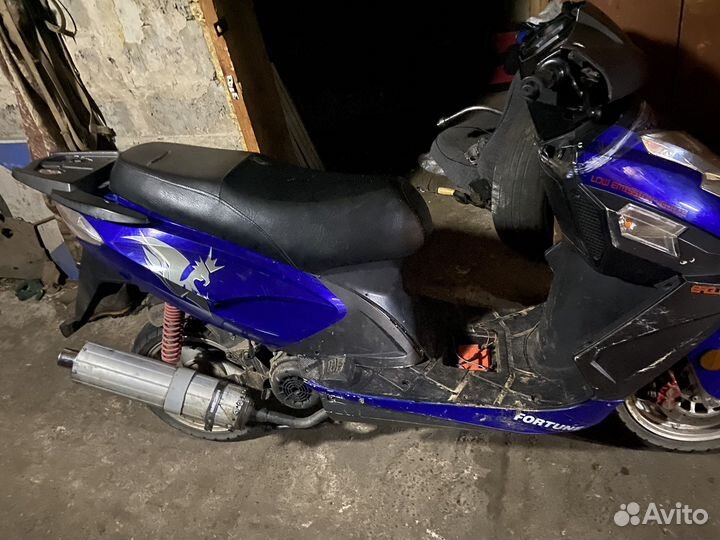 Продаю скутер 150 кубов поршневая новая