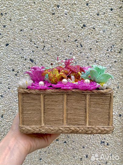 Корзина цветов из бисера