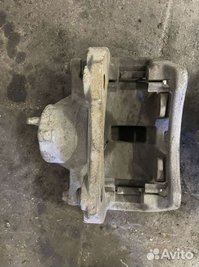 Суппорт передний левый Nissan Primera P12 2