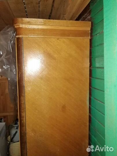 Старинный одежный шкаф