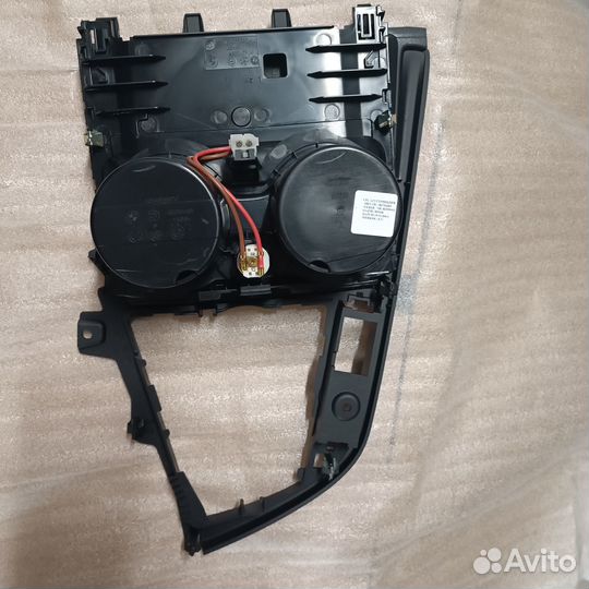 Накладка центр. консоли сдвижн. крышка BMW 3' 4'