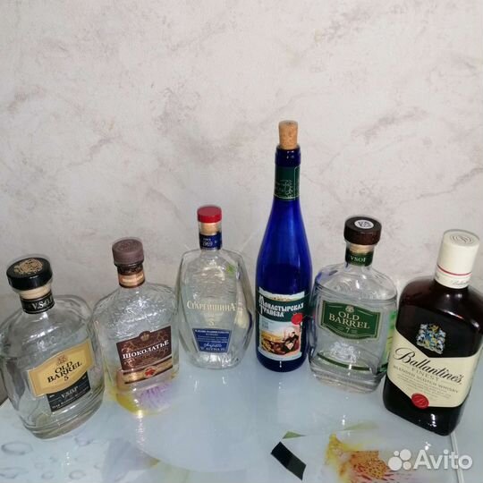 Пустые бутылки из-под напитков