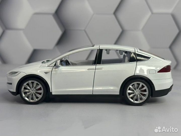 Модель машины Tesla Model X белая 1:24