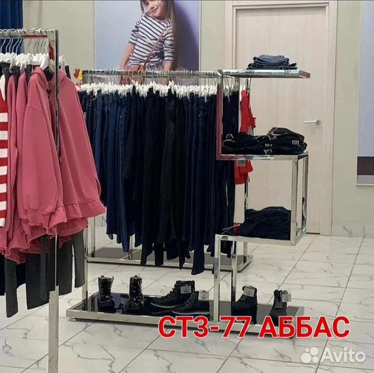 Торговая стойка под одежду в шоу-рум