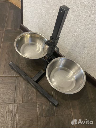 Стойка с мисками для собак