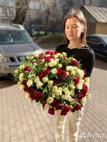 Букет из 39 красных и белых кустовых роз с зеленью