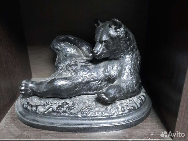 Чугунная скульп. воляющийся Медведь