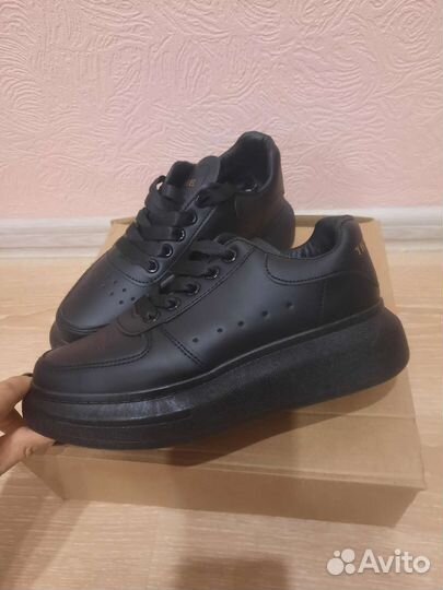 Кроссовки женские