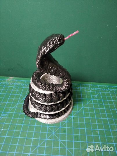 Подставка под ручки и карандаши с игрушкой-коброй