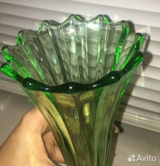 Ваза из цветного стекла