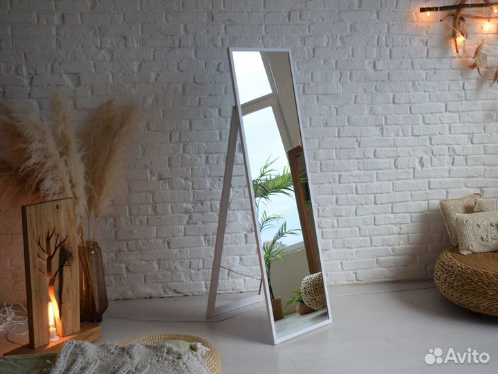 Зеркало в белой рамке напольное