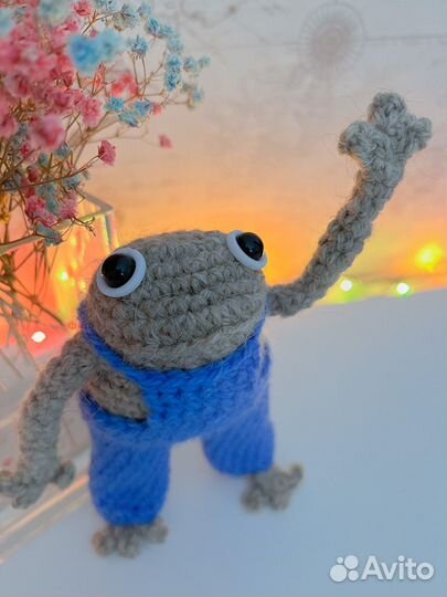 Лягушка в комбезе (вязаная)