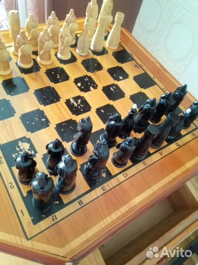 Шахматный стол с шахматными фигурами