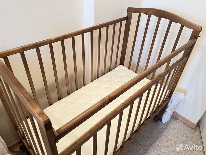 Детская кроватка с матрасом