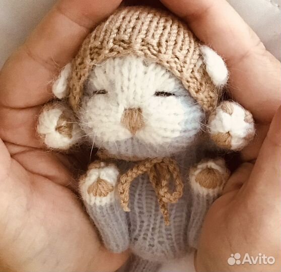 Вязаный котенок-малыш