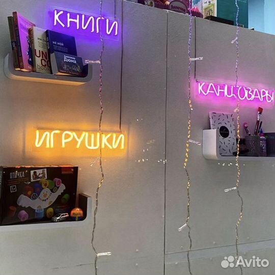 Продавец в книжный магазин