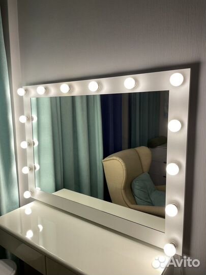 Гримерное зеркало с лампочками