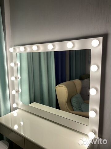 Гримерное зеркало с лампочками
