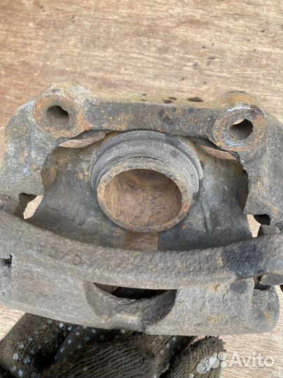 Суппорт передний левый Audi 80 B4