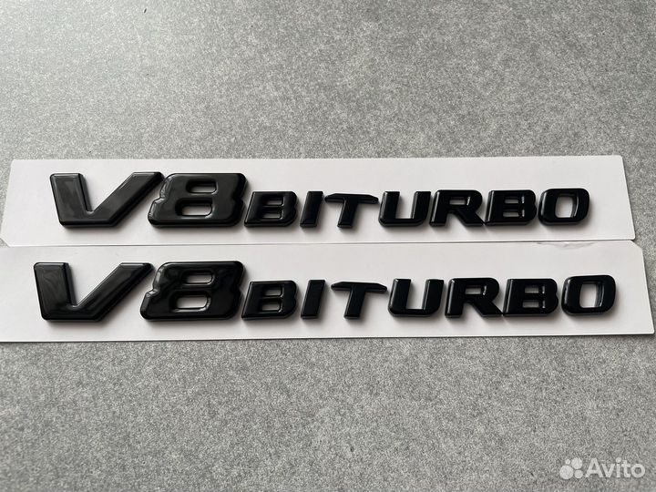 Шильдик V8 biturbo черный глянец