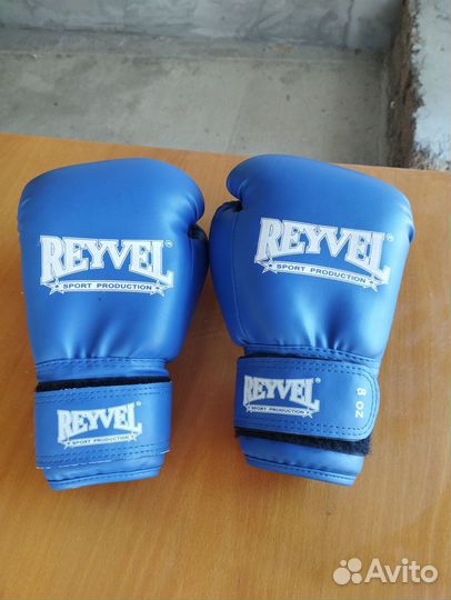 Продам 2 пары перчаток Reyvel,шлем Reyvel