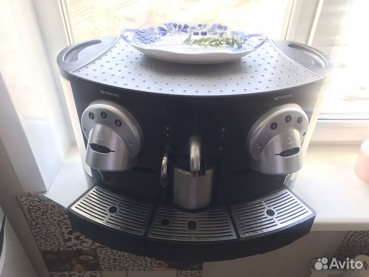 Кофемашина nespresso Gemini с капучинатором