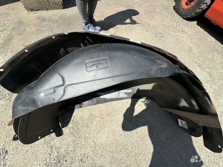 Запчасти на ленд крузер200(панель,подкрылки)