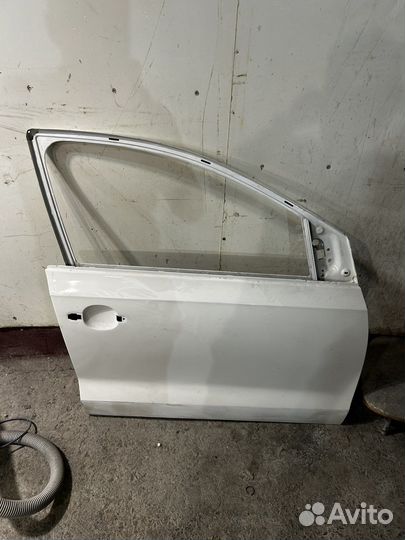 Правая передняя дверь volkswagen polo sedan
