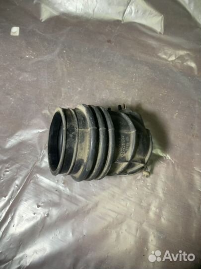 Passat b4 патрубок воздушный 027133649D