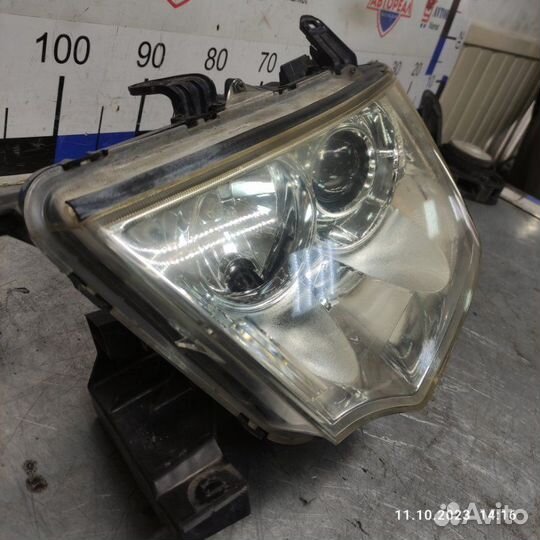Фара передняя левая Mitsubishi Pajero Sport 2 4D56