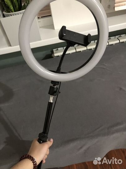 Кольцевая лампа на штативе