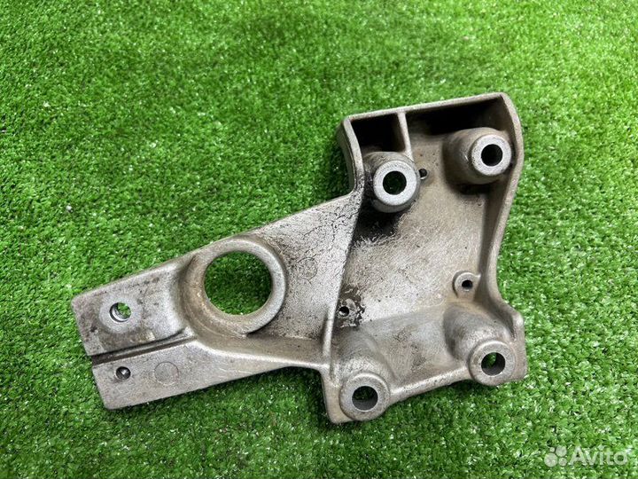 Кронштейн двигателя Audi A4 B5 1.8 ADR 1996