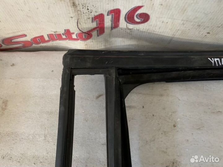 Уплотнитель стекла задний левый Mercedes Glk X204