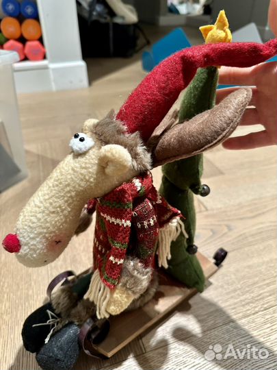 Олень на санках